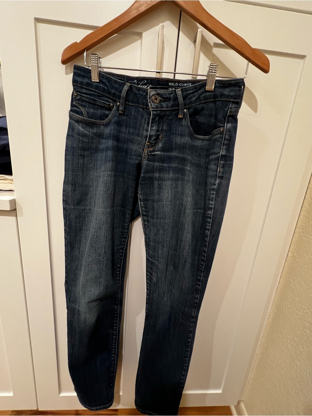 Levi's size 27 Women's Straight Leg Jeans in Dark Blue Wash